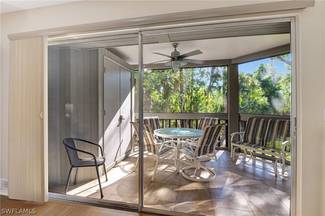 sunroom featuring ceiling fan