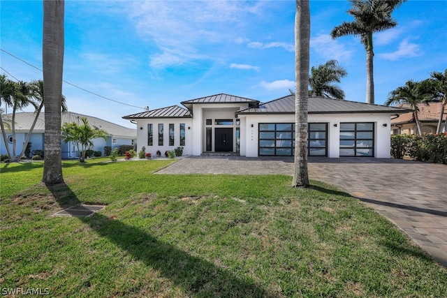 view of front of property featuring a front yard