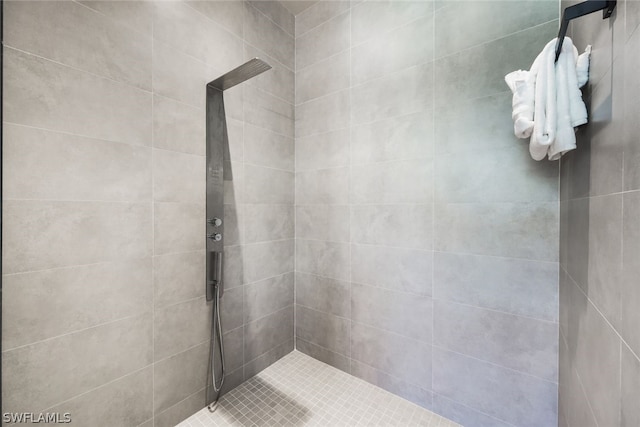 bathroom featuring tiled shower