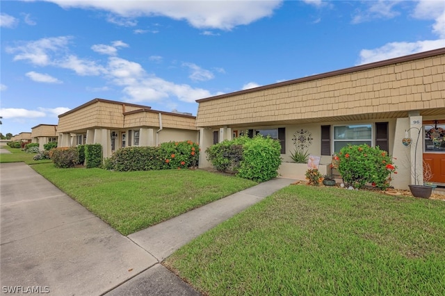 view of front of property with a front yard