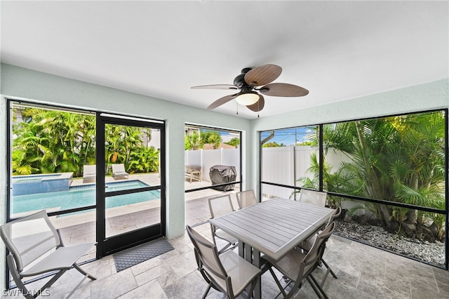 sunroom with ceiling fan