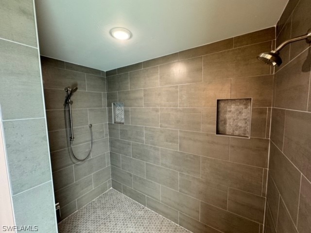 bathroom featuring a tile shower