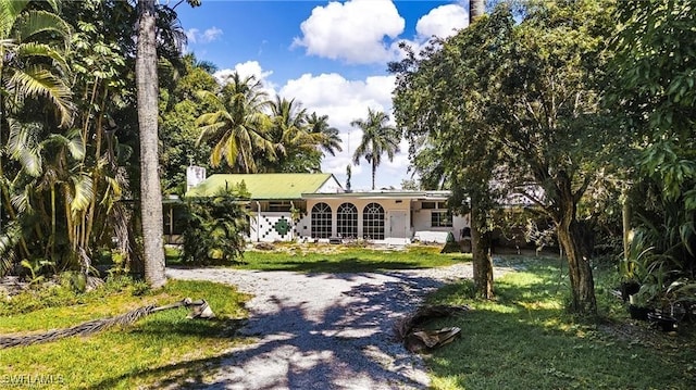 ranch-style home featuring a front lawn