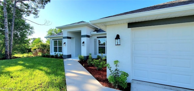 view of front of property featuring a front yard