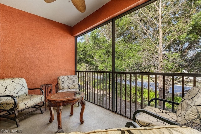 sunroom with ceiling fan