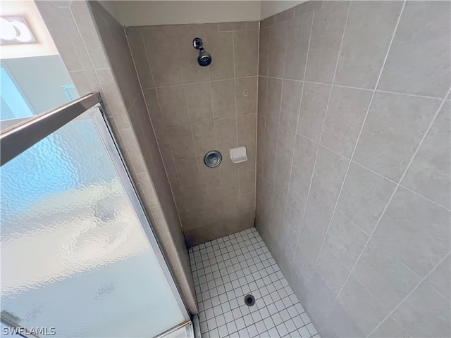 bathroom featuring a tile shower