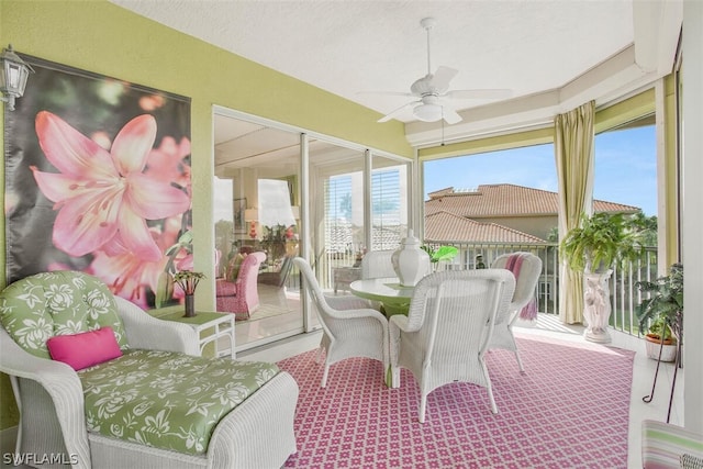 sunroom with ceiling fan