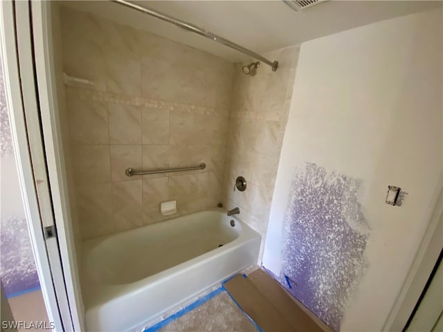 bathroom featuring tiled shower / bath combo