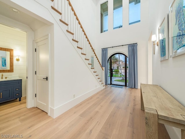 foyer with sink and light hardwood / wood-style flooring