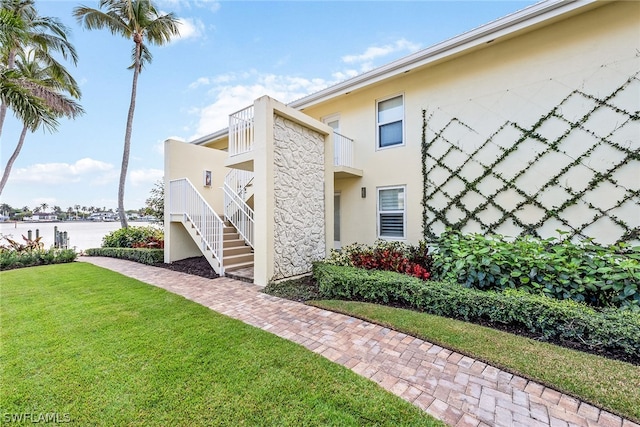 exterior space featuring a front yard