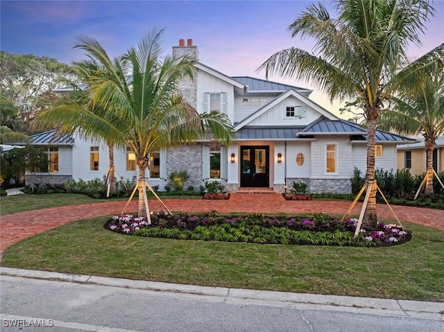 view of front of house featuring a lawn