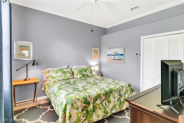 bedroom with crown molding, a closet, and ceiling fan