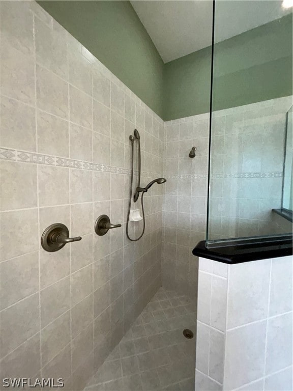 bathroom featuring a tile shower