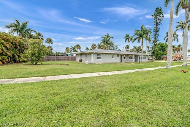 view of front of property featuring a front lawn