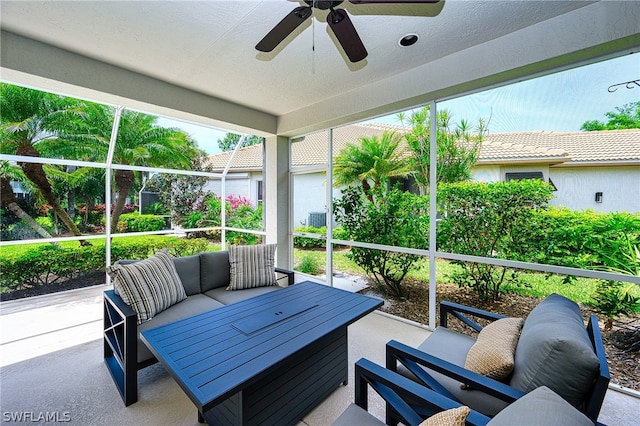 sunroom with ceiling fan