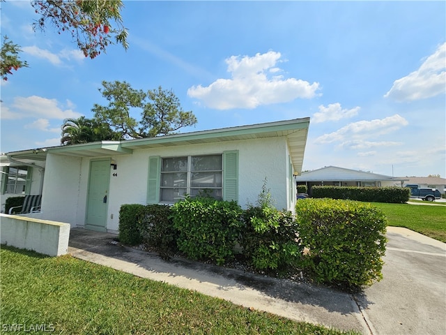 view of front facade with a front yard