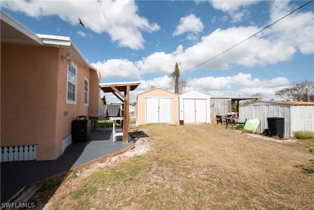 view of yard with a storage unit