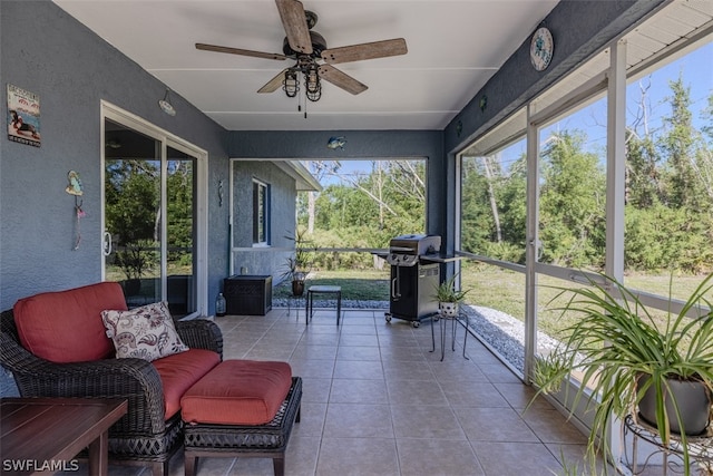 sunroom with ceiling fan