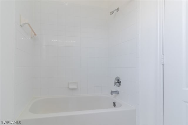 bathroom with tiled shower / bath