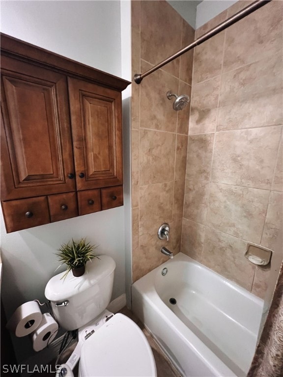 bathroom with tiled shower / bath and toilet