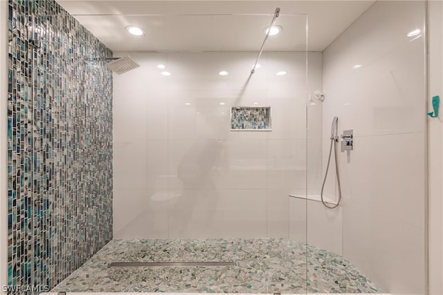 bathroom featuring a tile shower