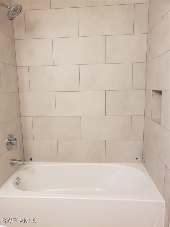 bathroom featuring tiled shower / bath combo