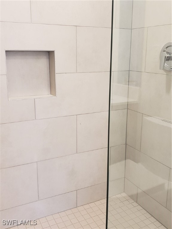 bathroom featuring tiled shower