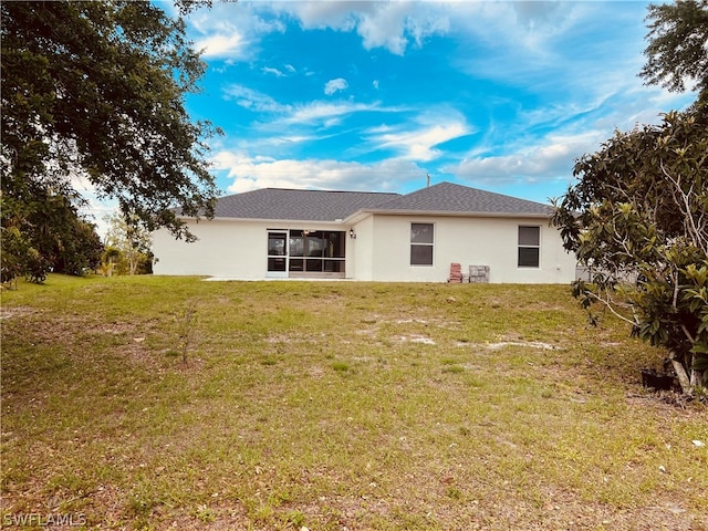 back of house featuring a lawn