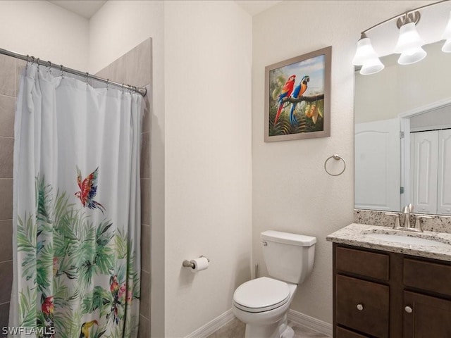 full bath with a shower with curtain, baseboards, vanity, and toilet