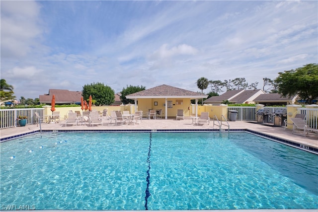 view of swimming pool