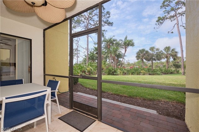 sunroom with ceiling fan