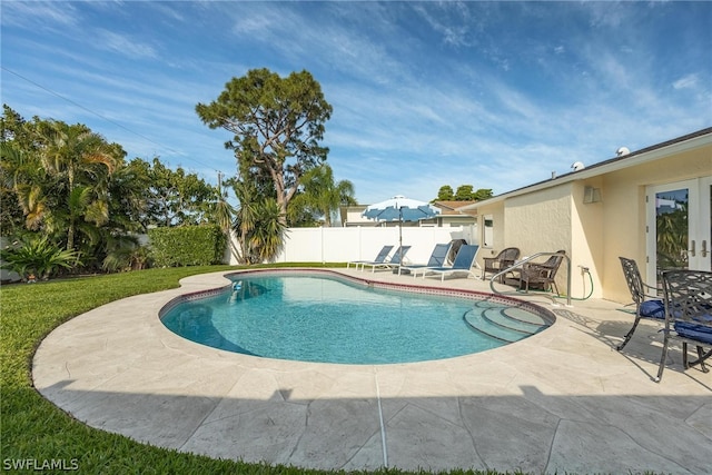 view of swimming pool featuring a patio