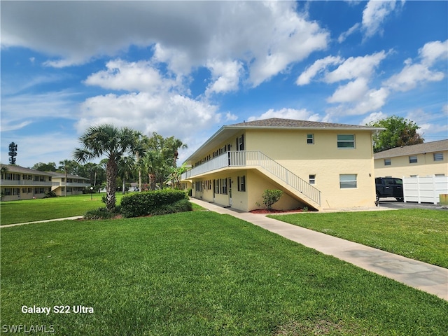 view of front of home featuring a front lawn