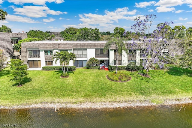 bird's eye view with a water view