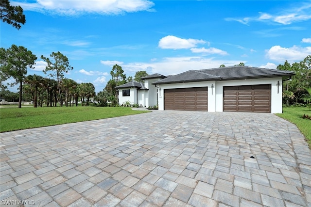 view of front of house featuring a garage and a front yard