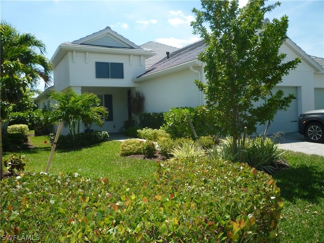 view of front facade featuring a front lawn