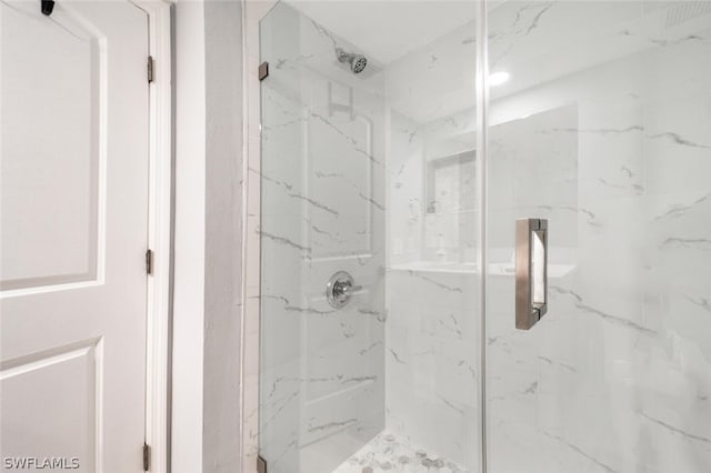 bathroom featuring a tile shower