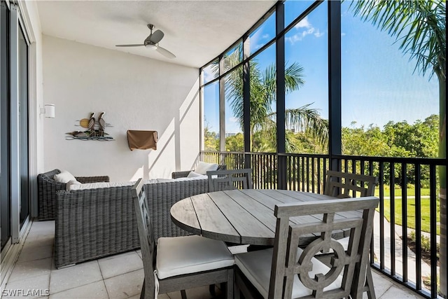 sunroom with ceiling fan