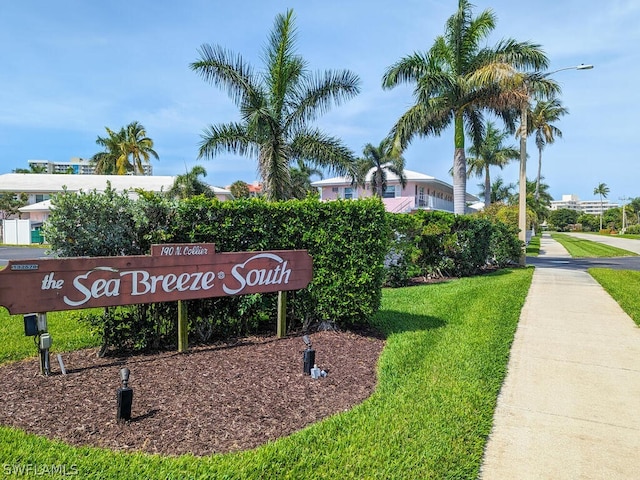 view of property's community featuring a lawn