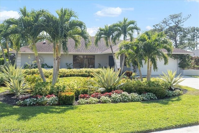 view of front facade featuring a front yard and a garage