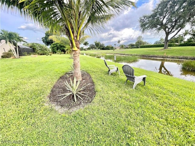 view of yard featuring a water view