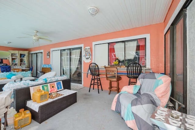 sunroom with ceiling fan