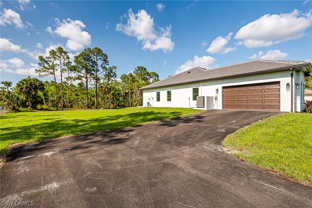 view of front facade featuring a front lawn and a garage