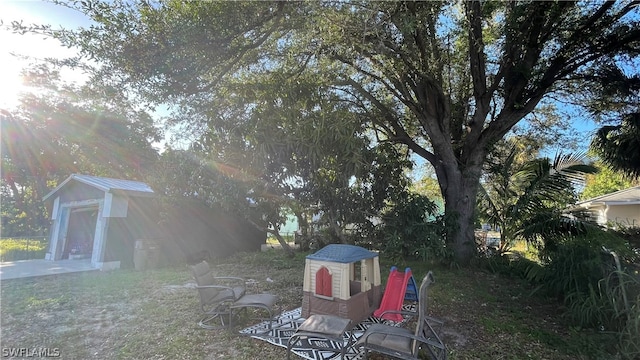 view of yard with an outdoor structure