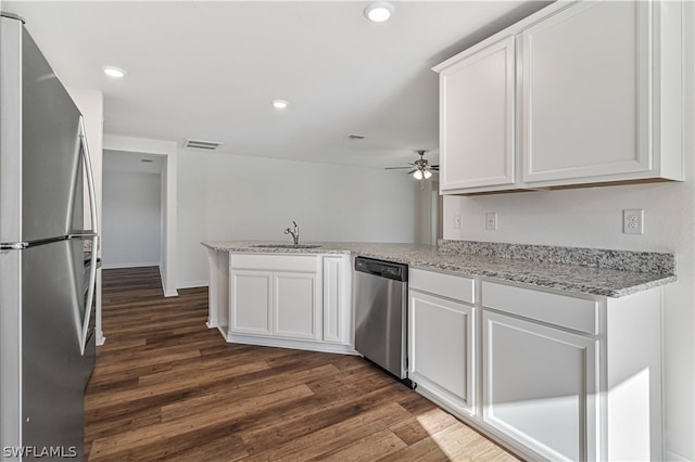 kitchen featuring sink, dark hardwood / wood-style floors, ceiling fan, and stainless steel appliances