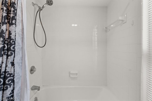 bathroom with shower / tub combo