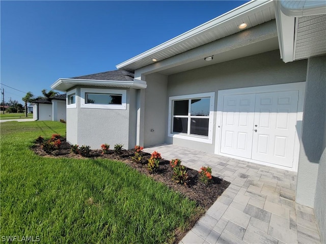 property entrance featuring a yard