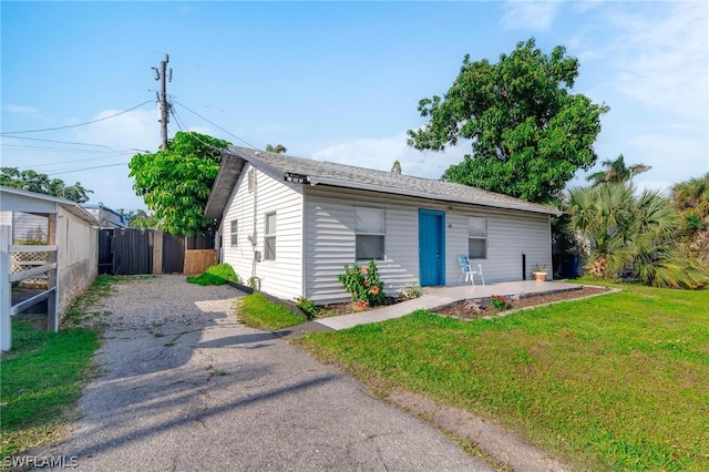 view of front of home featuring a front lawn