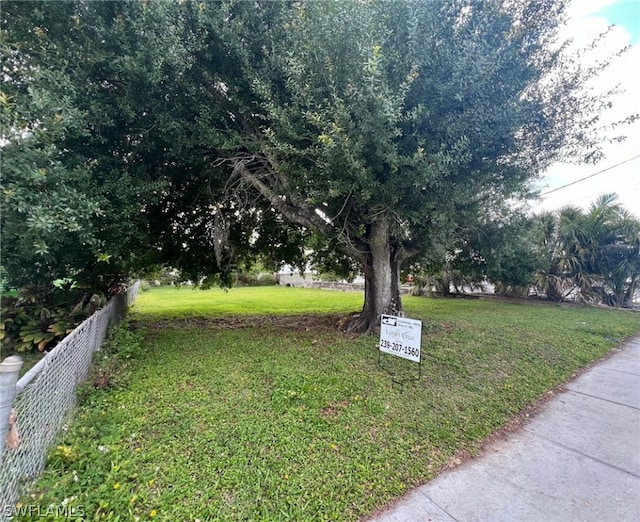 Listing photo 2 for 407 S 1st St, Immokalee FL 34142