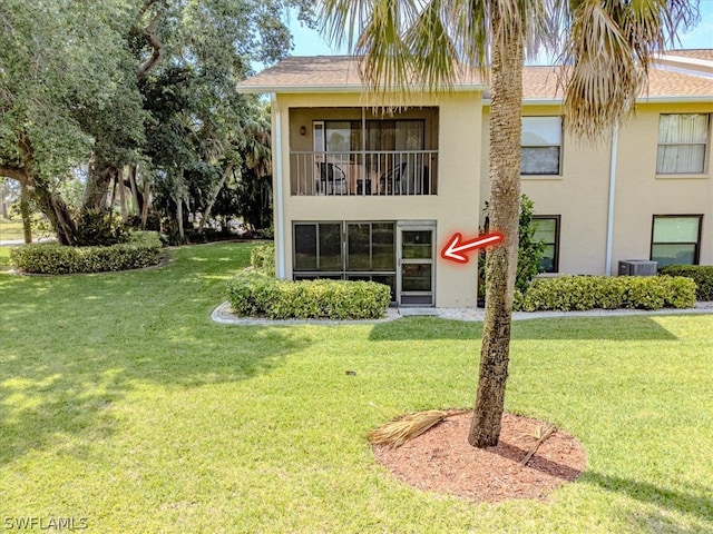 view of front of home featuring a front yard